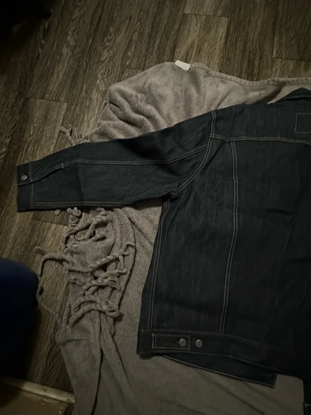 Vintage Levi's Indigo Denim Jacket with Contrast Stitching - Picture 4 of 5